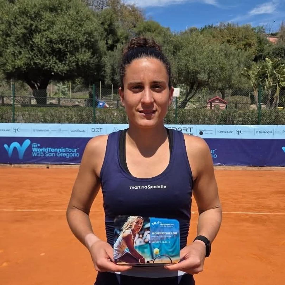 La tenista de Xàtiva Ángela Fita en el torneo de San Gregorio, en Catania.