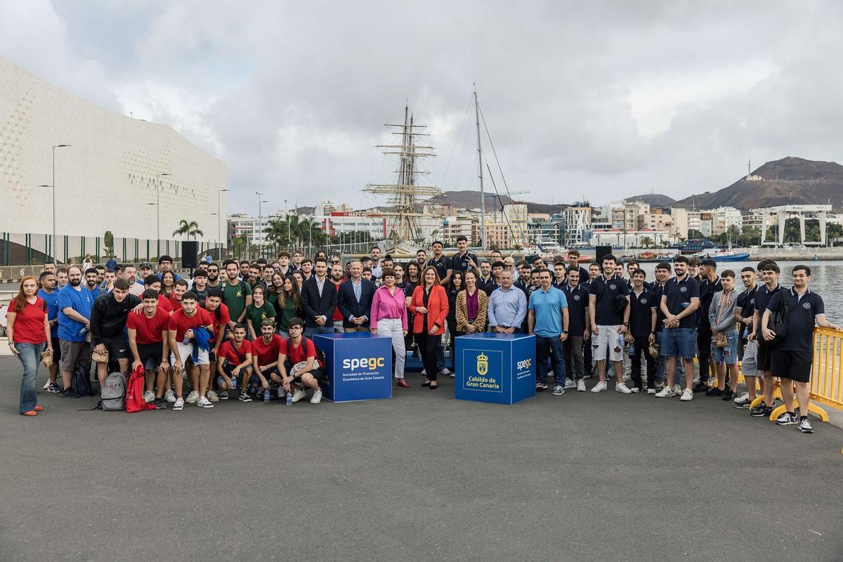 Foto de familia de los participantes de Conecta Azul
