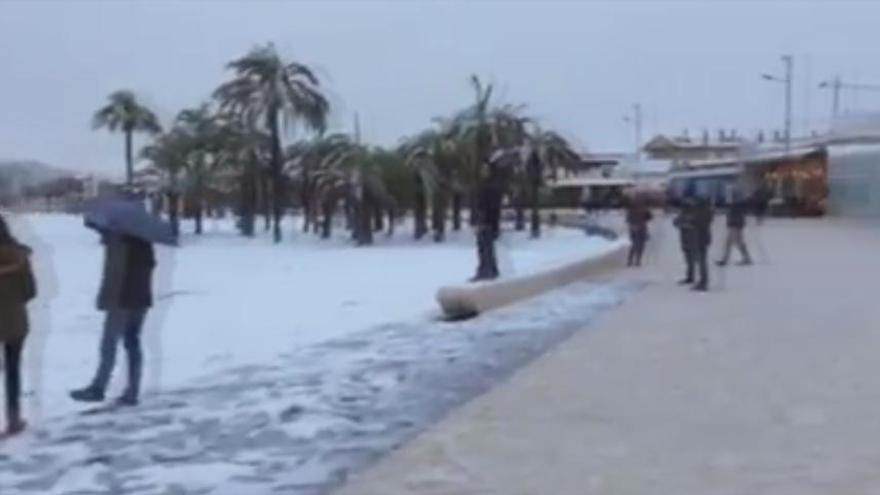 Nieve en la playa del Arenal de Xàbia