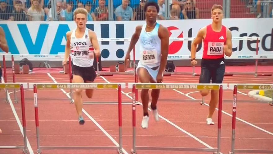 'Tierra, trágame': A Robinson se le sale su 'miembro' durante una carrera, y aún así...¡gana!