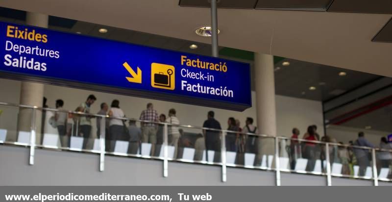 GALERÍA DE FOTOS -- Primer vuelo comercial en el aeropuerto de Castellón