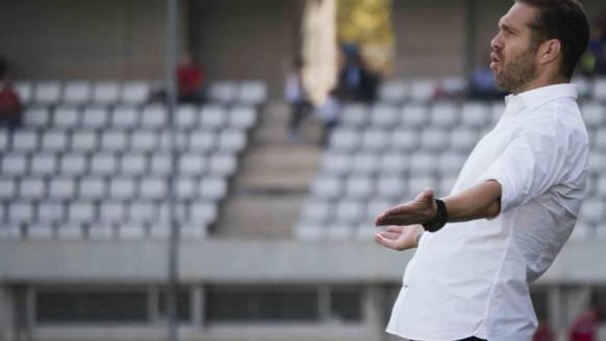 El entrenador Luis García Tevenet gesticula durante el Hospitalet-Hércules del pasado domingo.