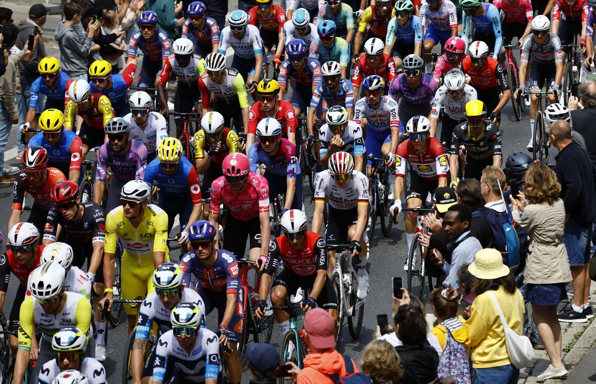 (France), 08/07/2025.- The peloton in action during the 4th stage of the Tour de France cycling race over 174.2km from Amiens to Rouen, France, 08 July 2025. (Ciclismo, Francia) EFE/EPA/MARTIN DIVISEK