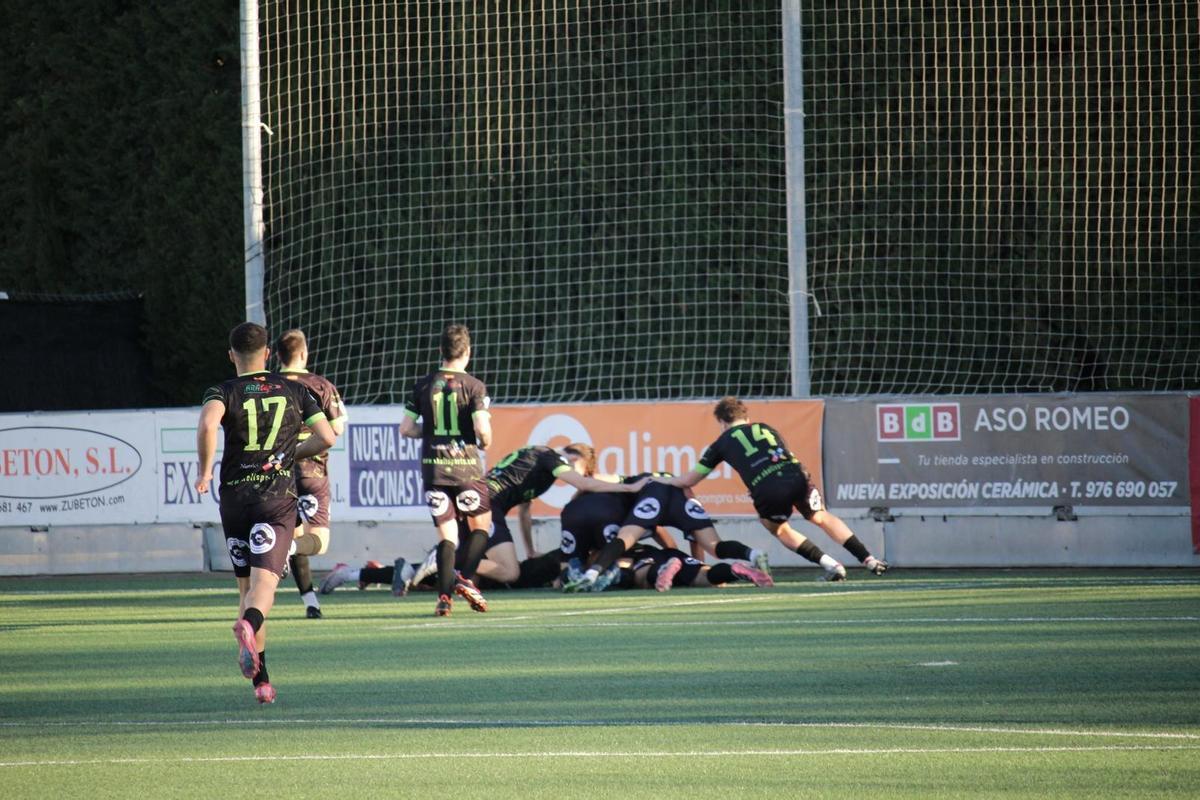 Los jugadores del Illueca celebran el gol del Puky en Zuera.