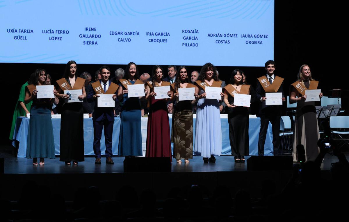 El Auditorio Mar de Vigo acogió la graduación de la Escuela de Ingeniería Industrial de la Universidade de Vigo. En el acto estuvieron presentes 282 alumnos y autoridades como Alfonso Rueda y Abel Caballero. El Auditorio Mar de Vigo acogió la graduación de la Escuela de Ingeniería Industrial de la Universidade de Vigo. En el acto estuvieron presentes 282 alumnos y autoridades como Alfonso Rueda y Abel Caballero.
