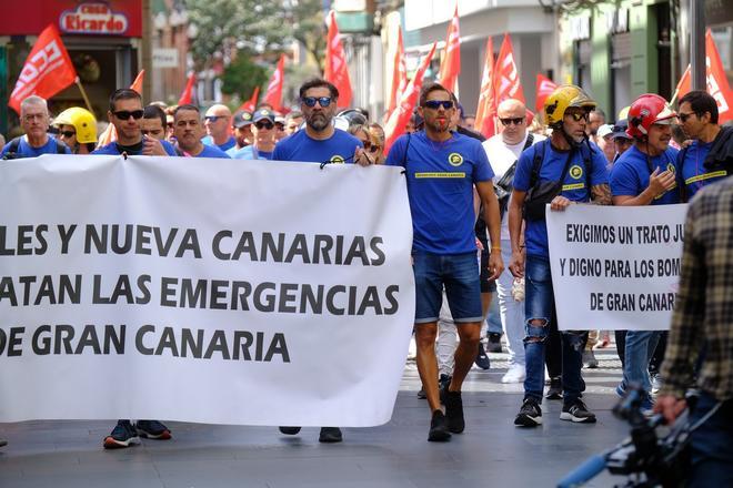 Los bomberos se manifiestan contra el Cabildo para exigir 80 trabajadores más