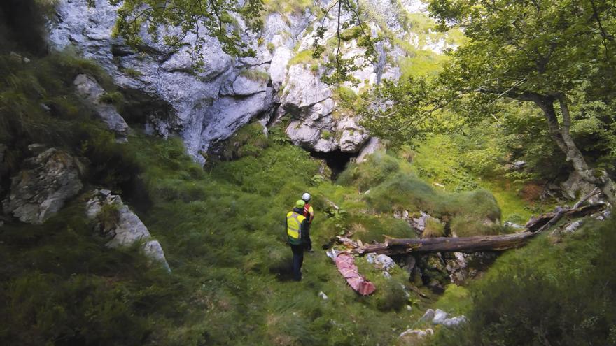 El equipo de rescate recupera el cuerpo del espeleólogo francés atrapado en una cueva de Cantabria