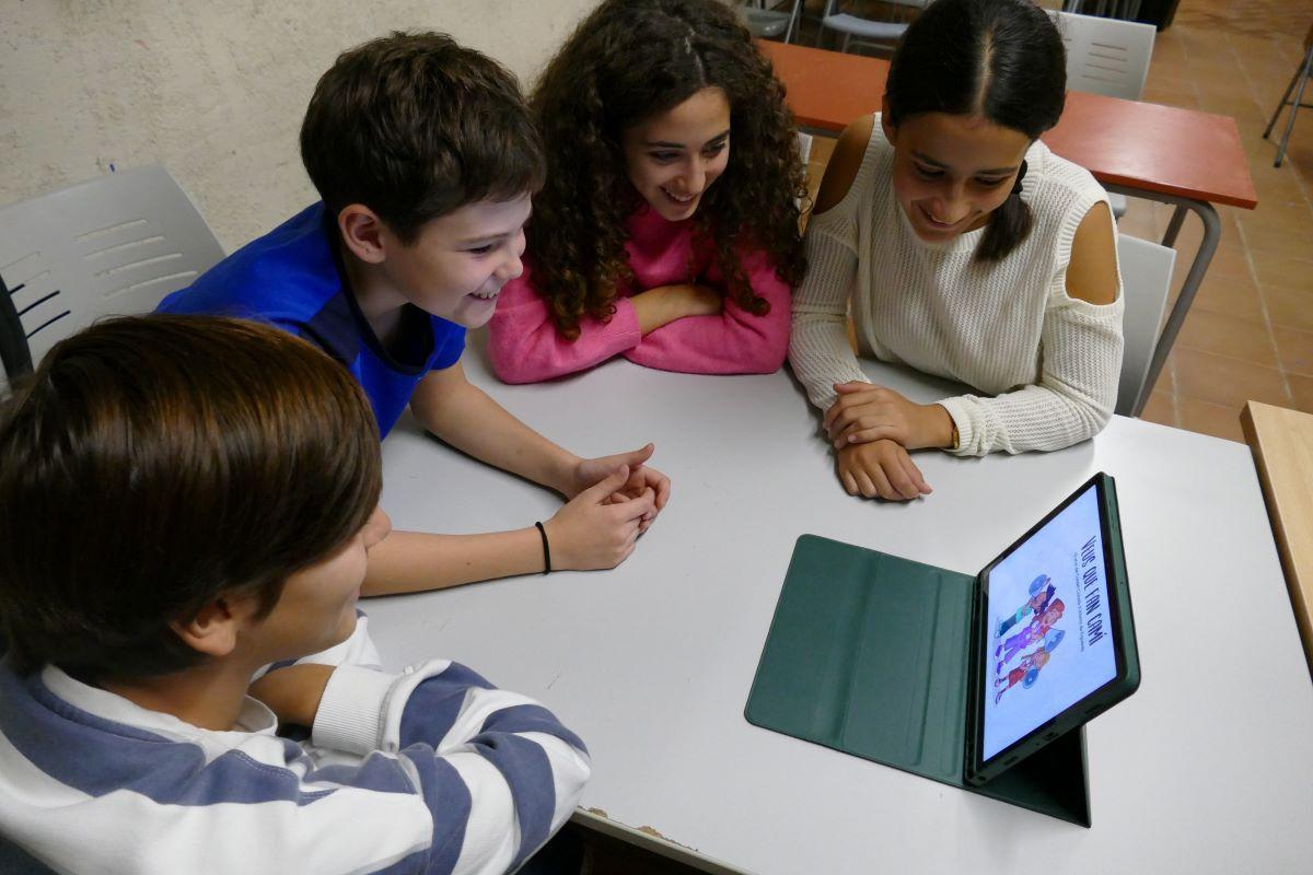 La Bruna, en Teo, la Marta i en Lluc veient, per primera vegada, el resultat final del conte (en format digital).