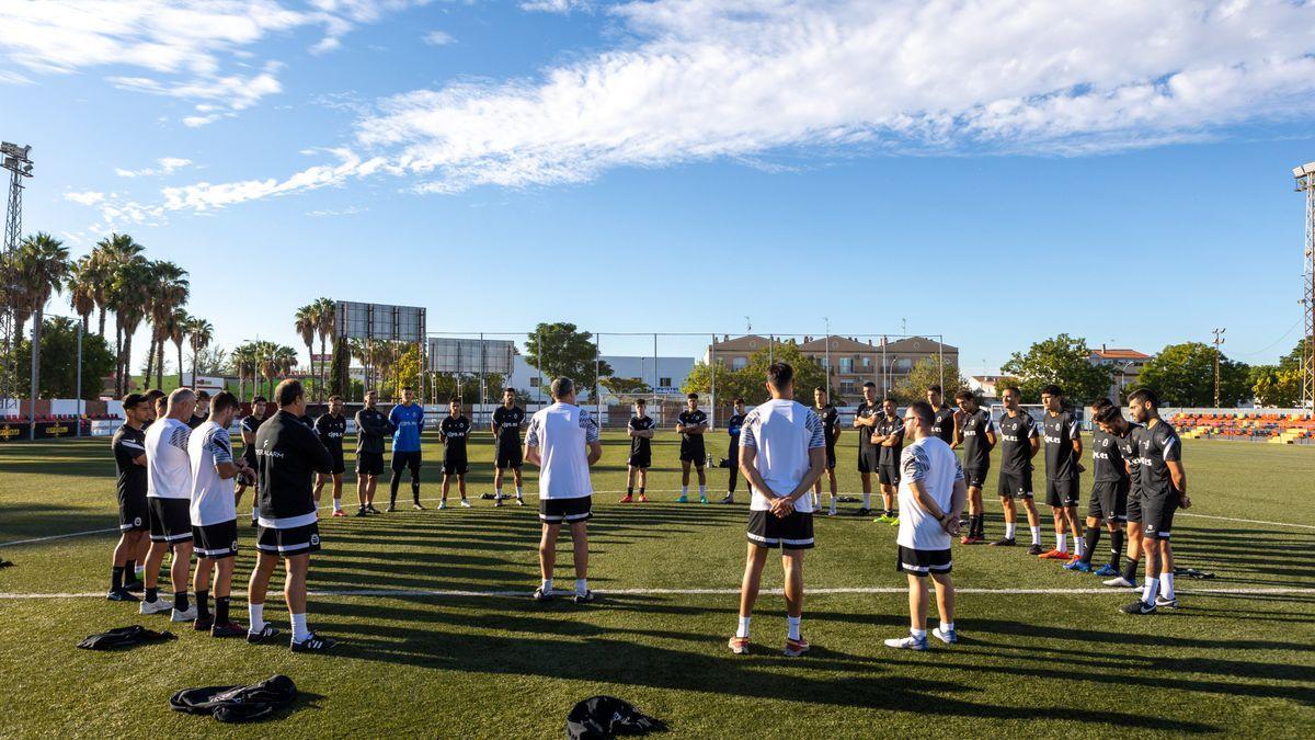Sesión del entrenamiento del Montijo a las órdenes de Juan Marrero.