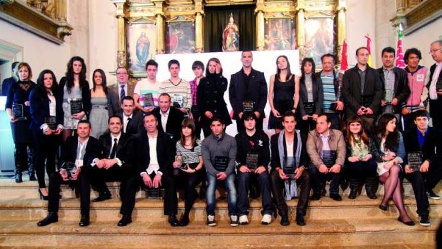 La «foto de familia» de los premiados en la Gala del Deporte Zamorano que se celebró ayer en la iglesia de la Encarnación de Zamora