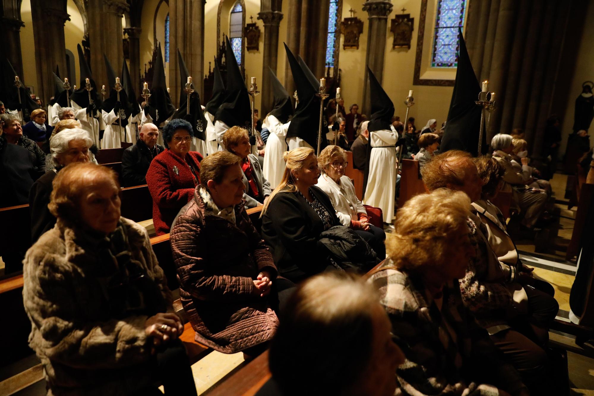 EN IMÁGENES: La procesión nocturna de la Soledad en Avilés