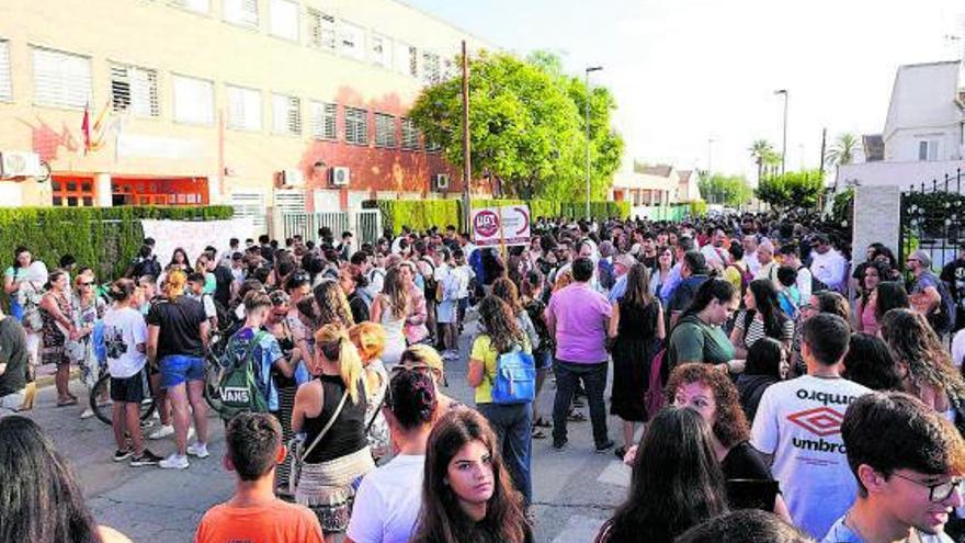 Protesta multitudinaria en los centros escolares de Los Alcázares. | L. O.