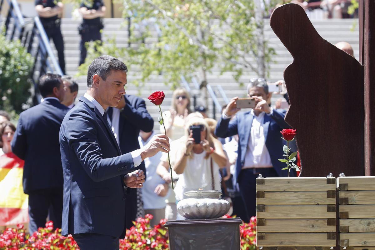 ERMUA (BIZKAIA), 10/07/2022.-El presidente del gobierno de España Pedro Sánchez, durante la ofrenda floral este domingo en la localidad vizcaína de Ermua, en la conmemoración del 25 aniversario del secuestro y asesinato del concejal del PP Miguel Ángel Blanco por ETA, con un homenaje de Estado que estará presidido por el rey.- EFE/Javier Etxezarreta