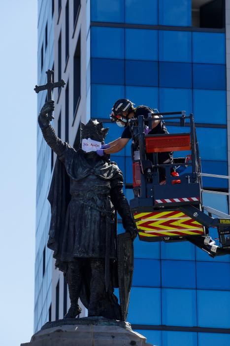 La estatua de Pelayo en Gijón, con mascarilla