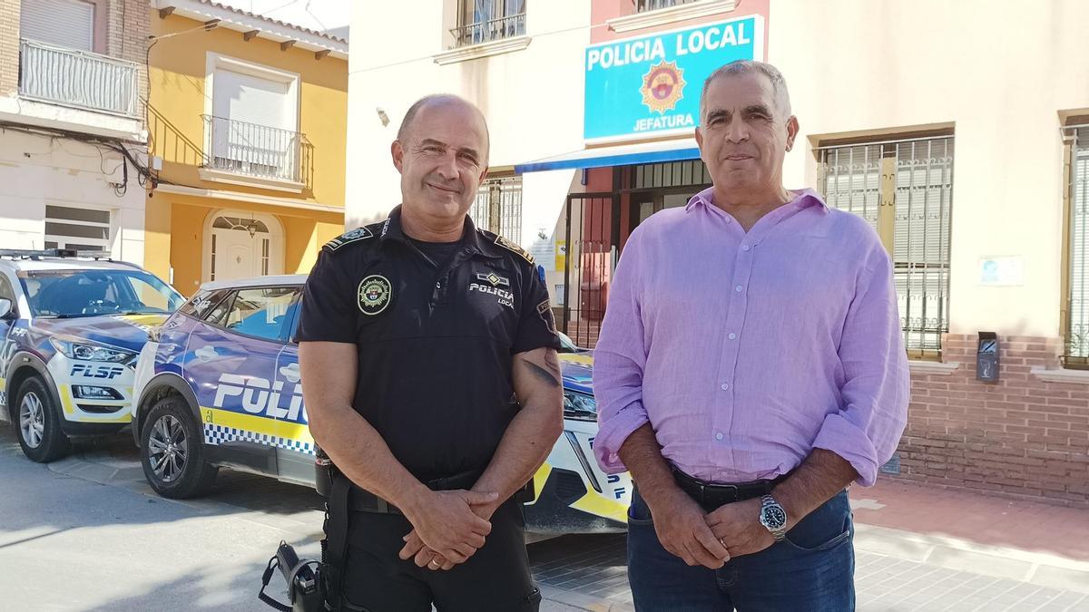 El inspector de la Policía Local de San Fulgencio Cristóbal Rodríguez y el alcalde José Maria Ballester