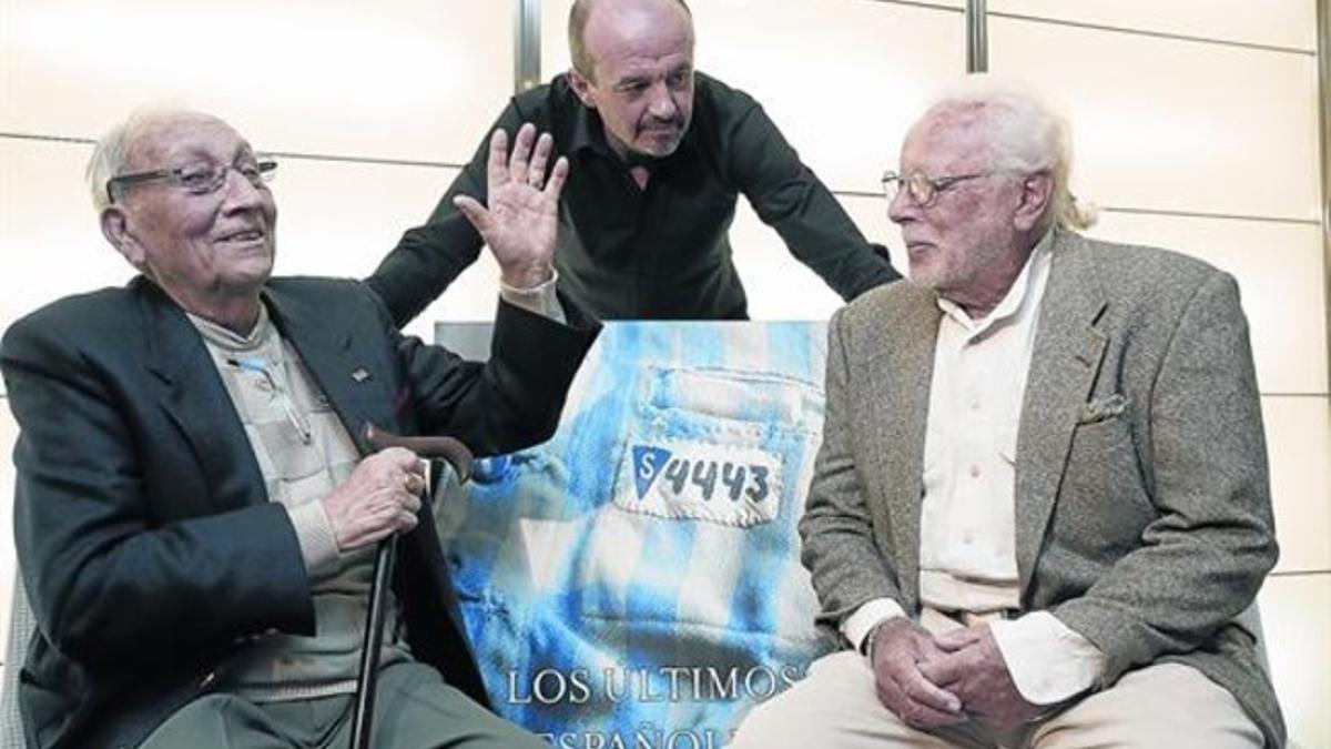 Los supervivientes José Alcubierre (izquierda) y Sigfried Meir y Carlos Hernández (de pie), autor del libro, ayer en Madrid.