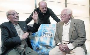 Els supervivents José Alcubierre (esquerra) i Sigfried Meir i Carlos Hernández (dret), autor del llibre, ahir a Madrid.