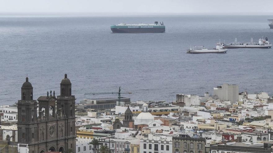 El 'Carmen', uno de los portavehículos más grandes del mundo, fondea en el Puerto de Las Palmas