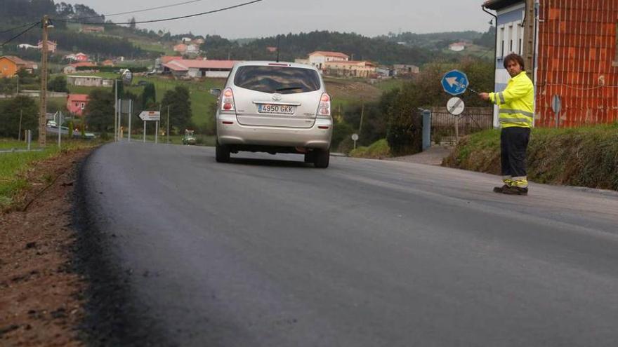 Obras, ayer, en la carretera que comunica Avilés y Luanco.