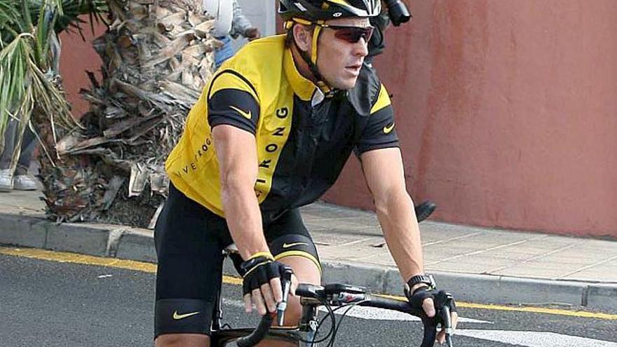 El ciclista estadounidense Lance Armstrong durante el entrenamiento que ha realizado con el Astana hoy en Tenerife donde el equipo ha iniciado la concentración para la próxima temporada.