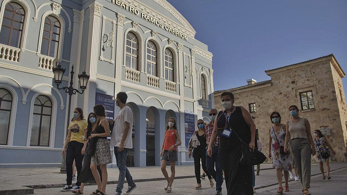 Un grupo de turistas, este verano junto al Ramos Carrión y el Parador. | Jose Luis Fernández