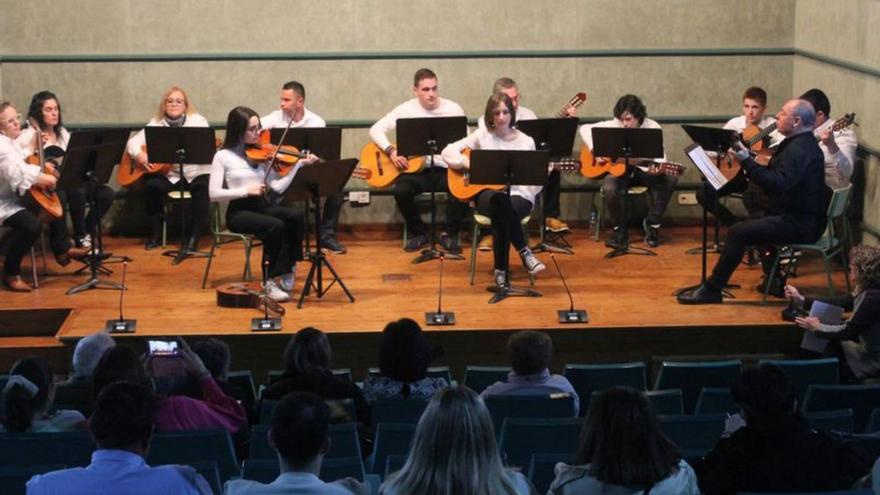 Escuela de guitarra durante una actuación. | ISABEL SAUCO