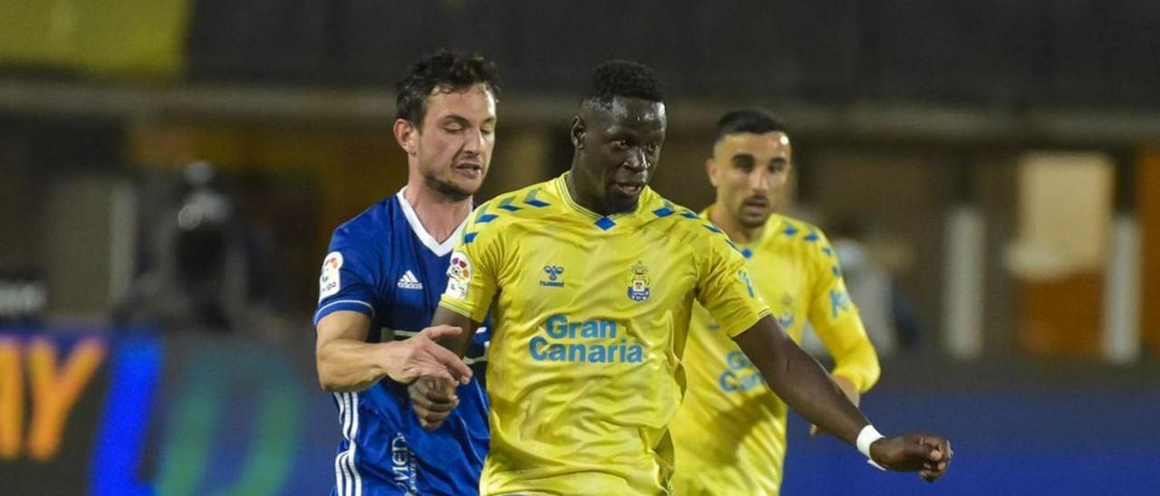 Nuke Mfulu protege el balón ante la presión de Borja Sánchez, del Real Oviedo; por detrás Rober mira la acción. | | ANDRÉS CRUZ