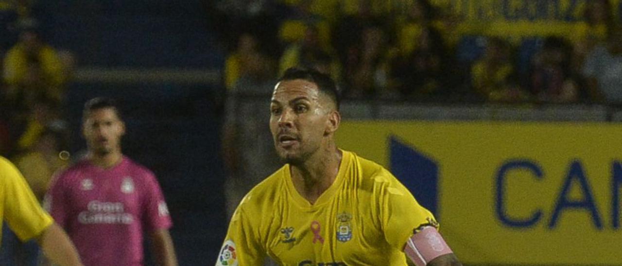 Jonathan Viera golpea el balón en el choque contra el Cartagena. | | JUAN CASTRO