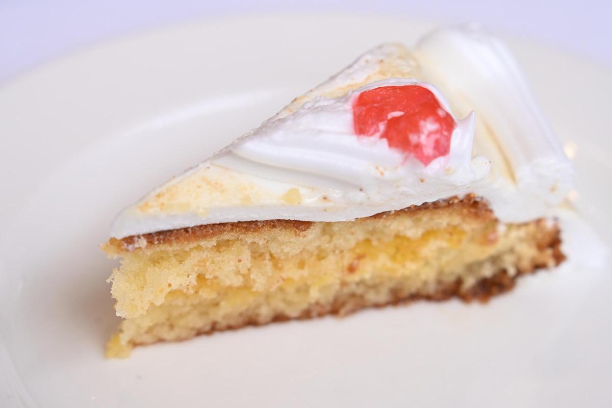 Tortada de almendra casera.