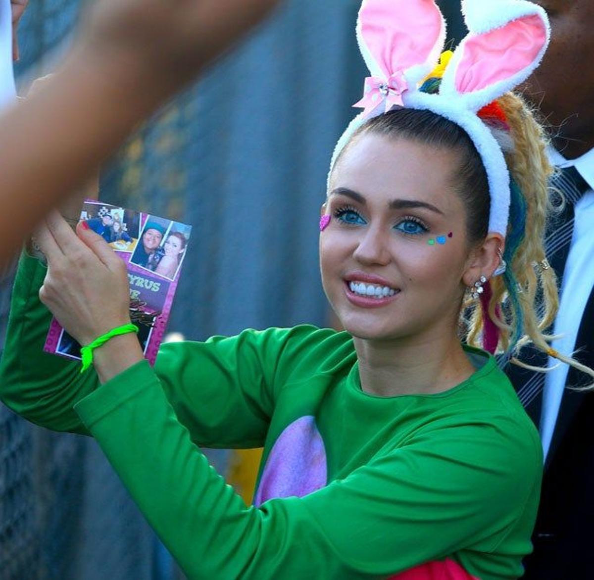 Miley Cyrus firma autógrafos a sus fans