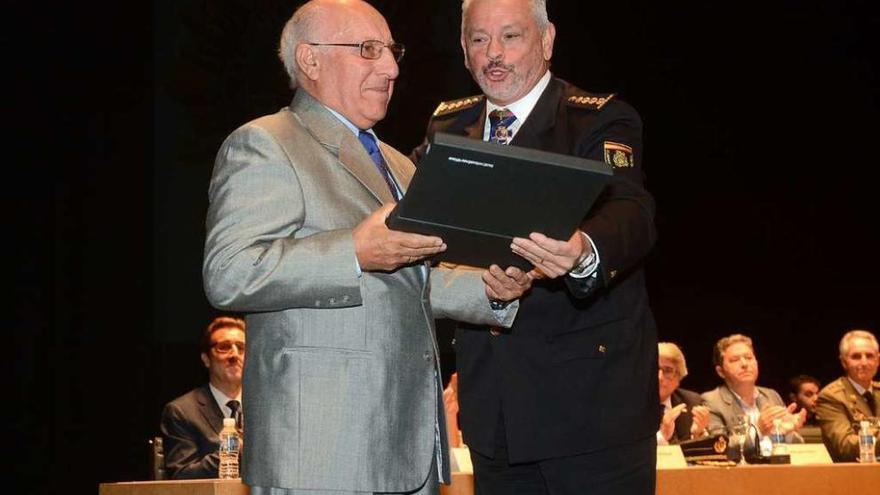 El actual comisario, Manuel Bouzas, entrega un obsequio al excomisario ya jubilado Luis Casas. // R. V.