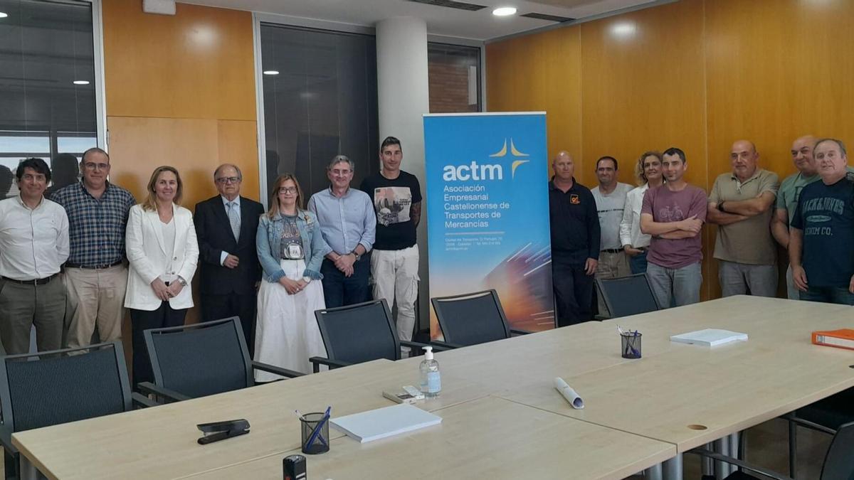 La comisión negociadora del convenio del transporte, tras la firma del acuerdo 2026-2028.