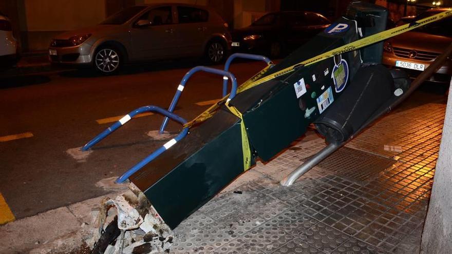 Contador de la ORA derribado tras el impacto de un coche en la calle Antoni Ribas.