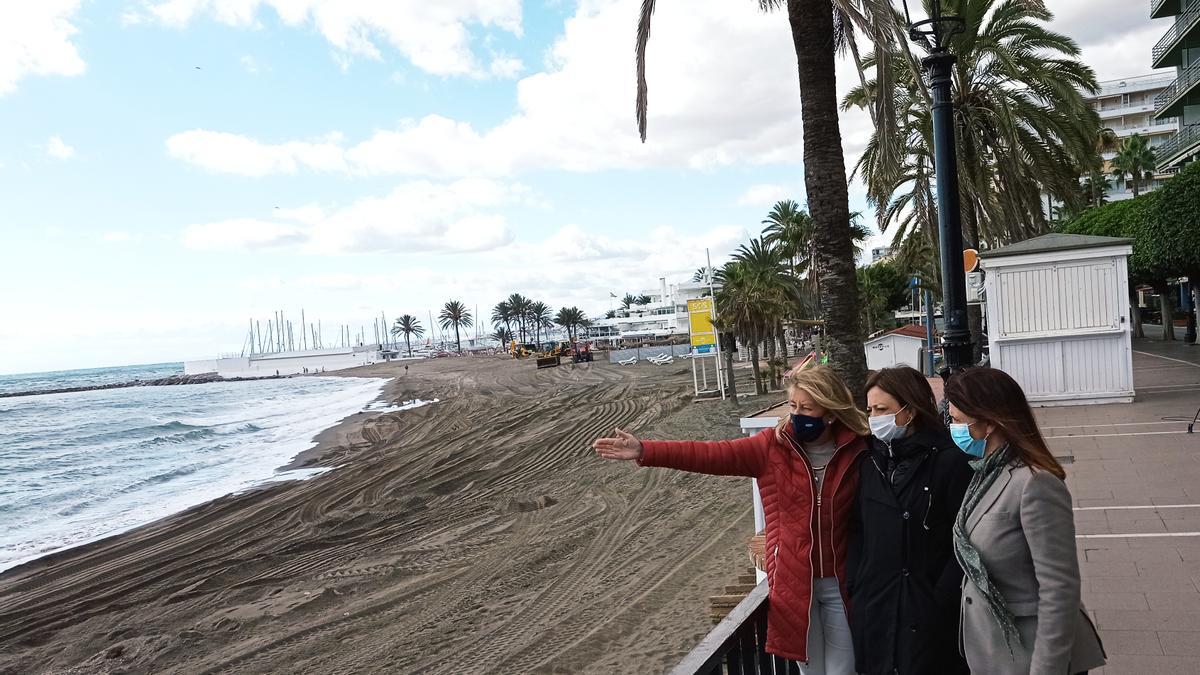 La delegada de la Junta, Patricia Navarro, visita las playas afectadas por el temporal.