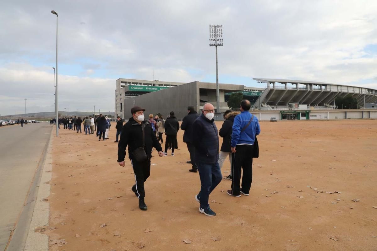 Colas en el estadio de El Arcángel para retirar las entradas del Córdoba CF-Getafe