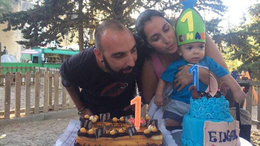 David y Mireia con su hijo Einar.