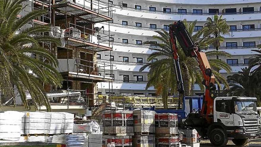 Peguera arranca la temporada turística con hoteles aún en reformas, como el hotel Linda Playas.