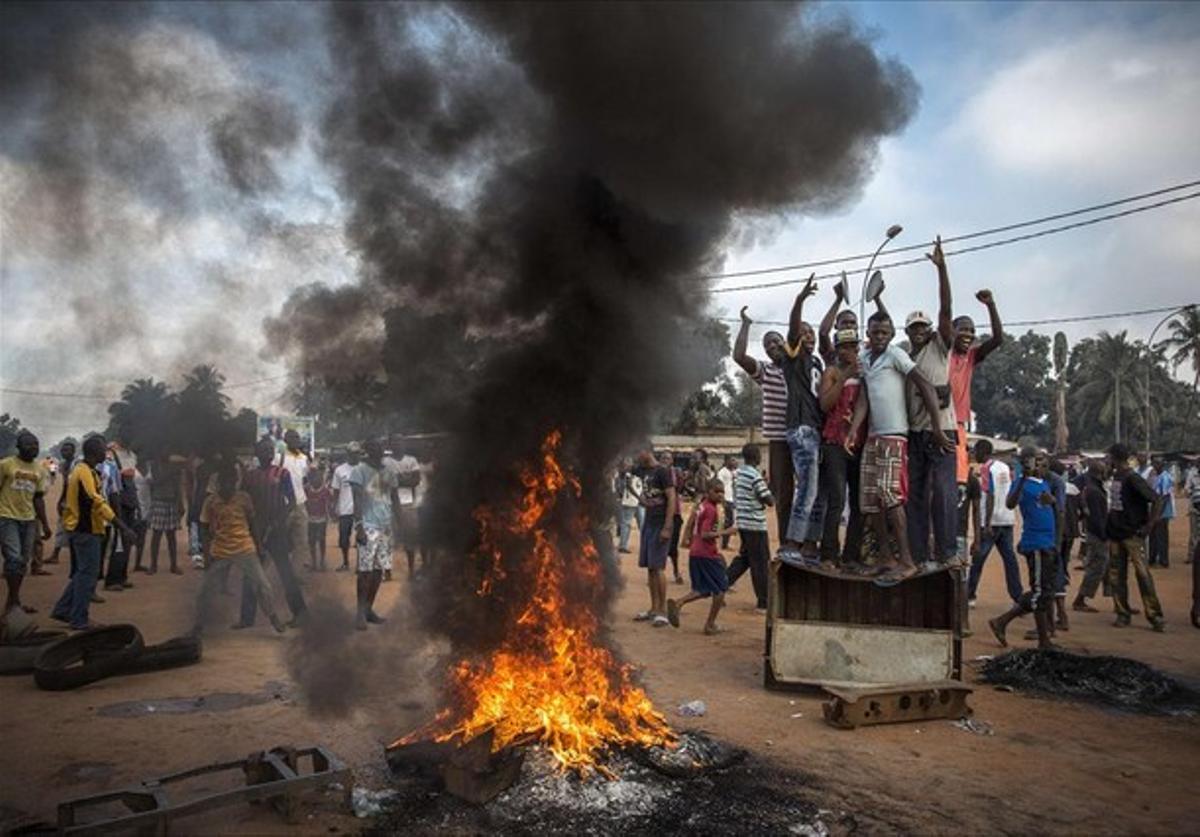 Manifestants als carrers de Bangui el 17 de novembre de 2013.