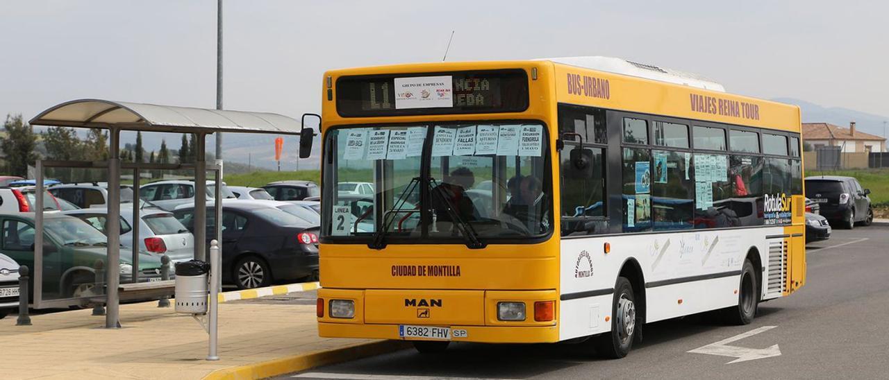 El autobús urbano de Montilla, en la parada situada a las puertas del Hospital Comarcal de La Retamosa.