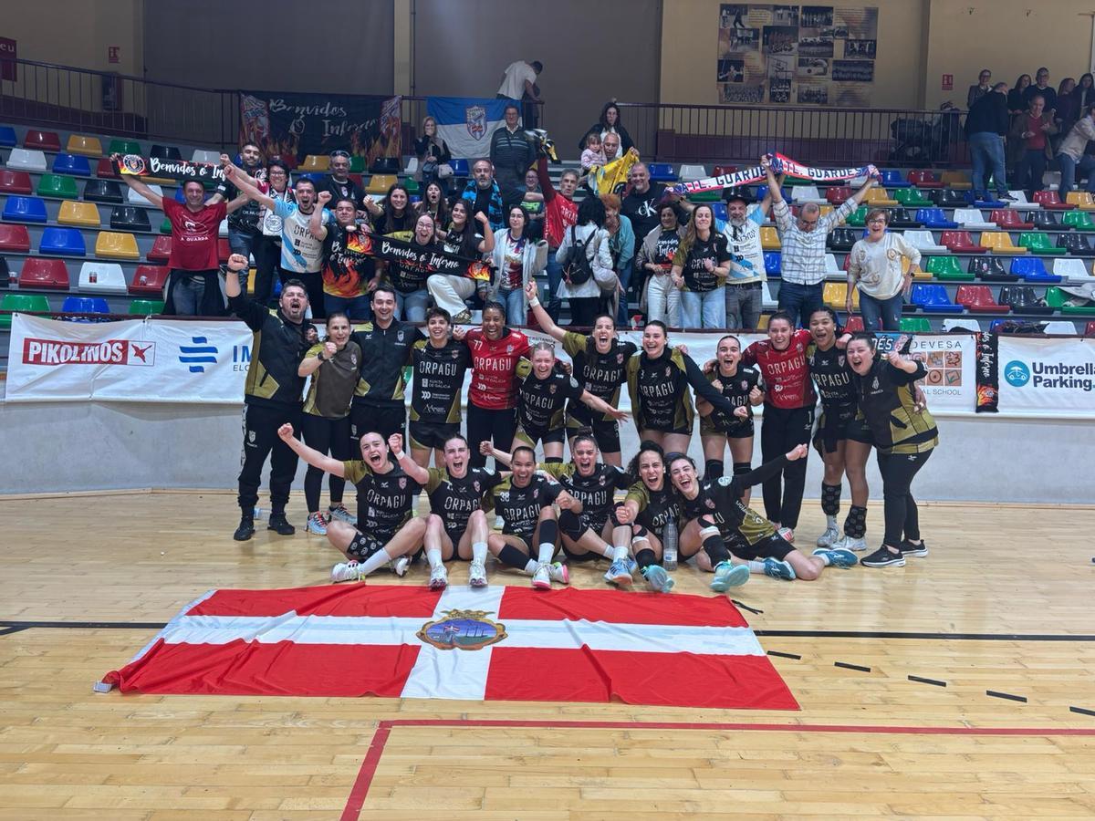 Las jugadoras del Guardés celebran la clasificación junto a sus aficionados desplazados a Elche.