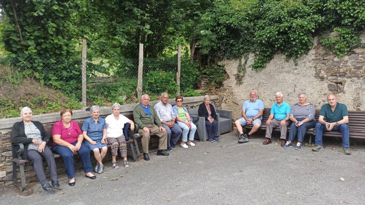 Vecinos de Limés, en la plaza de la iglesia: Gloria Rodríguez Rubio, Edita Fernández Colado, América Álvarez Menéndez, Josefa Álvarez Menéndez, Manuel Martínez Menéndez, Benigno García Martínez, Placer Antón Rodríguez, Teresa Rodríguez Rodríguez, José Antonio Rodríguez, Fernando Rodríguez Fernández, Choni Álvarez Fuertes y Toño Fernández Menéndez.