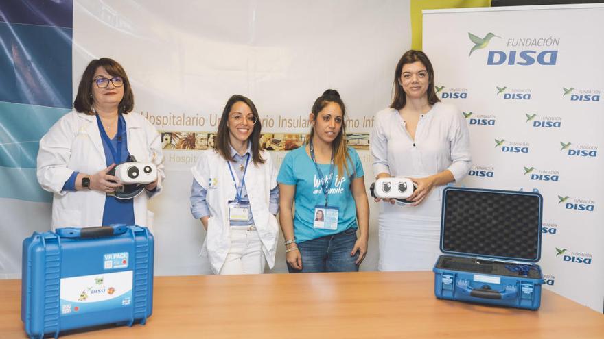 Svetlana Pavlovic, Valewska Wallis, Alba González y Sara Mateos con las gafas de realidad virtual.