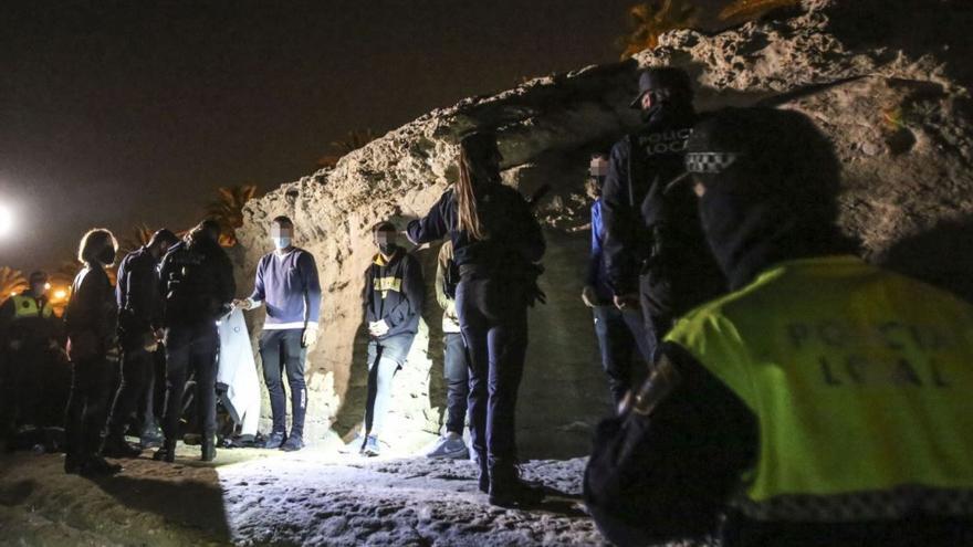 La Policía Local de Alicante despliega un amplio operativo con medios aéreos para combatir el consumo juvenil de alcohol en la vía pública