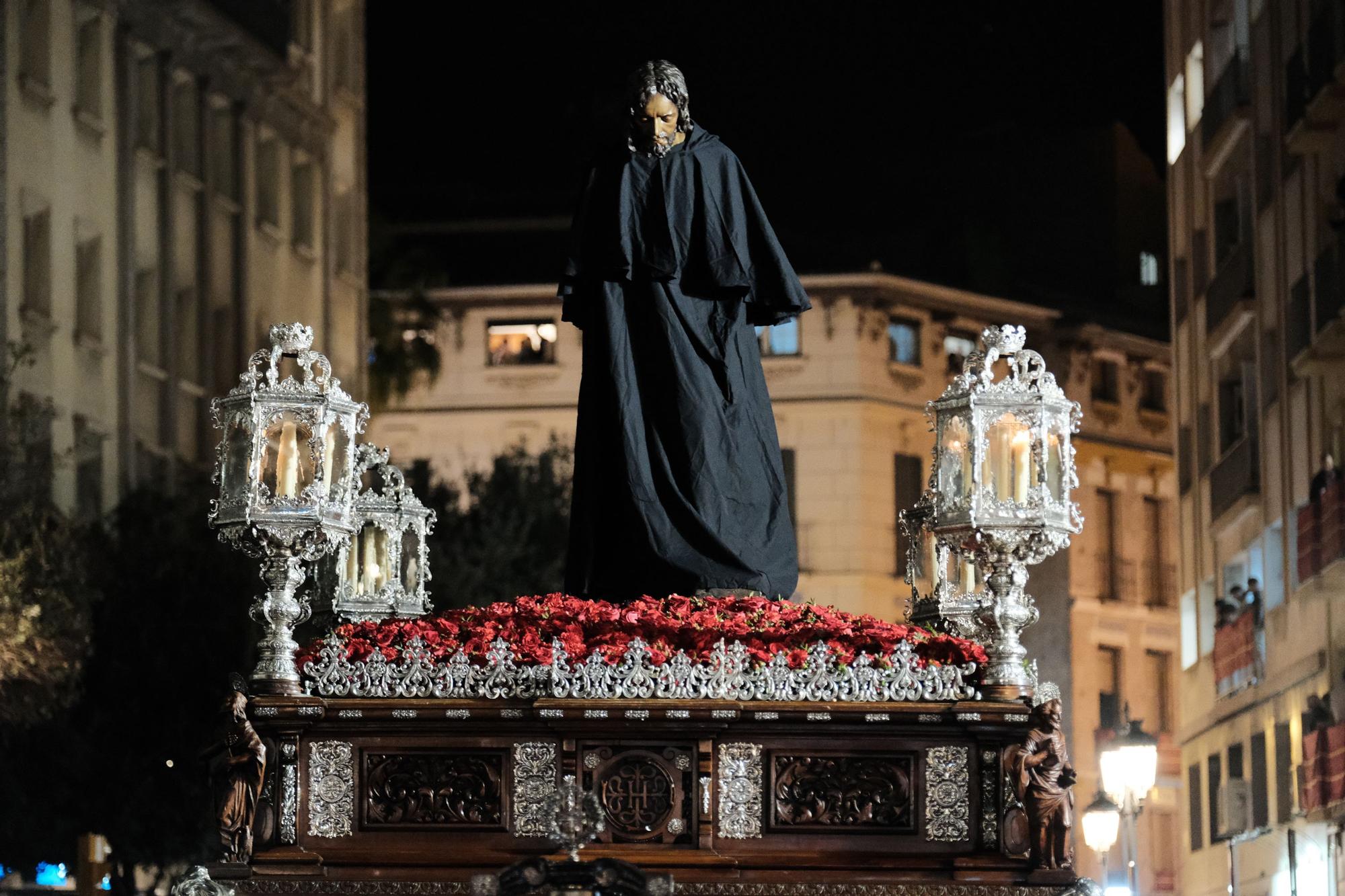 Jesús de la Humillación, cubierto con un chubasquero.