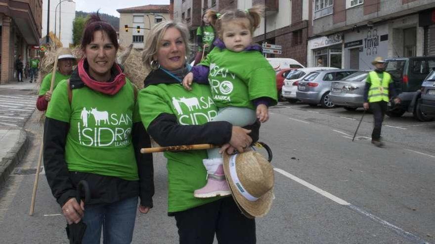 Lúa Sariego y Rosa Alonso, con Leyre Coto en brazos, ayer, durante el desfile.