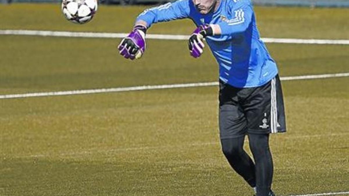 Iker Casillas, ayer, durante el entrenamiento que realizó el Madrid en la ciudad deportiva de Valdebebas.