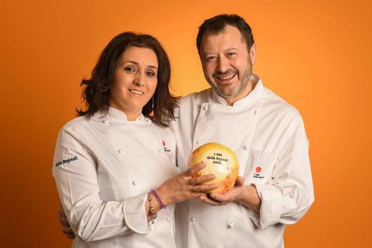 Eleuterio y Mariluz posan con su Sol concedido por Guía Repsol.