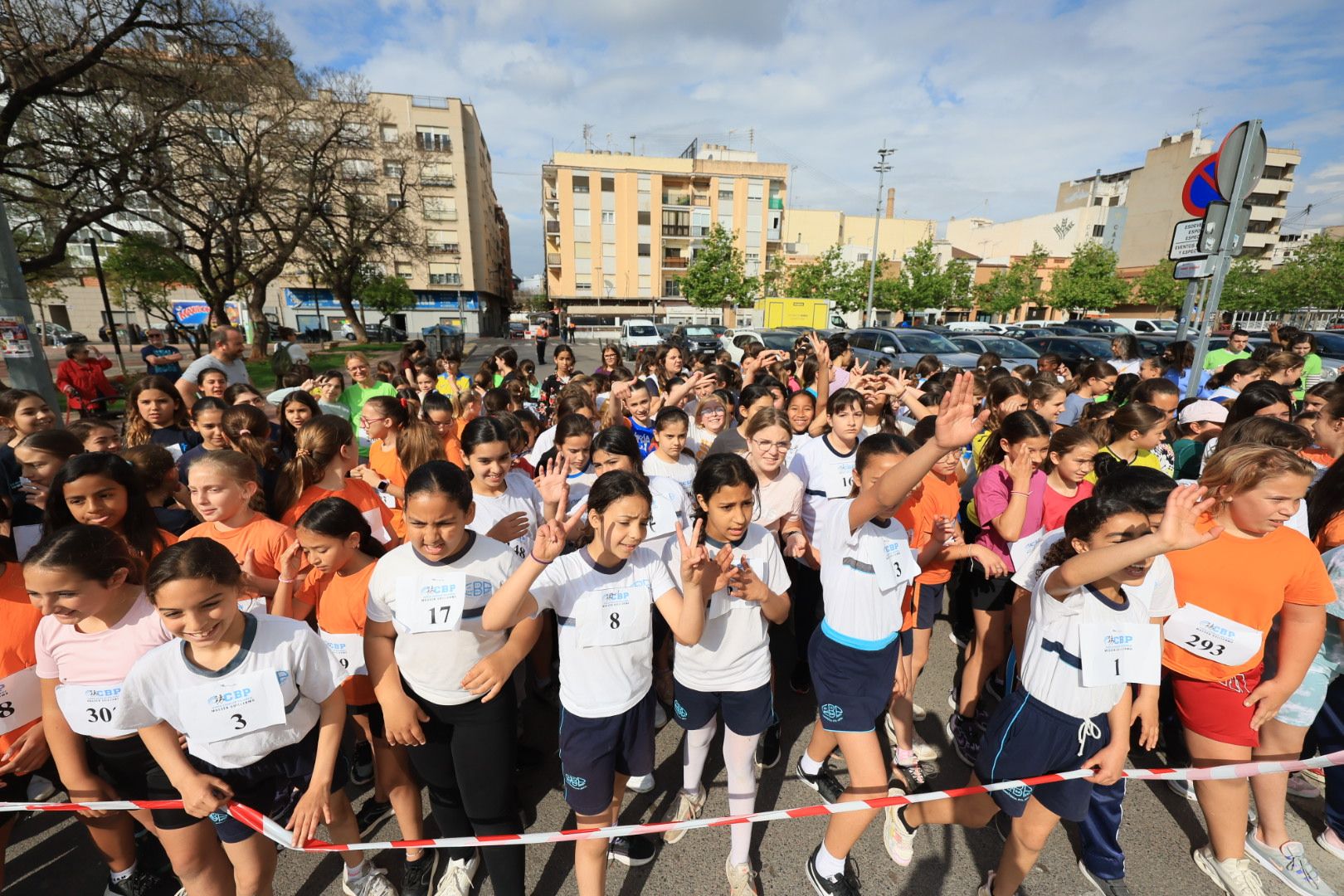 FOTOGALERIA I Vila-real recull 500 quilos de menjar solidaria amb la cursa en homenatge a Mossén Guillermo