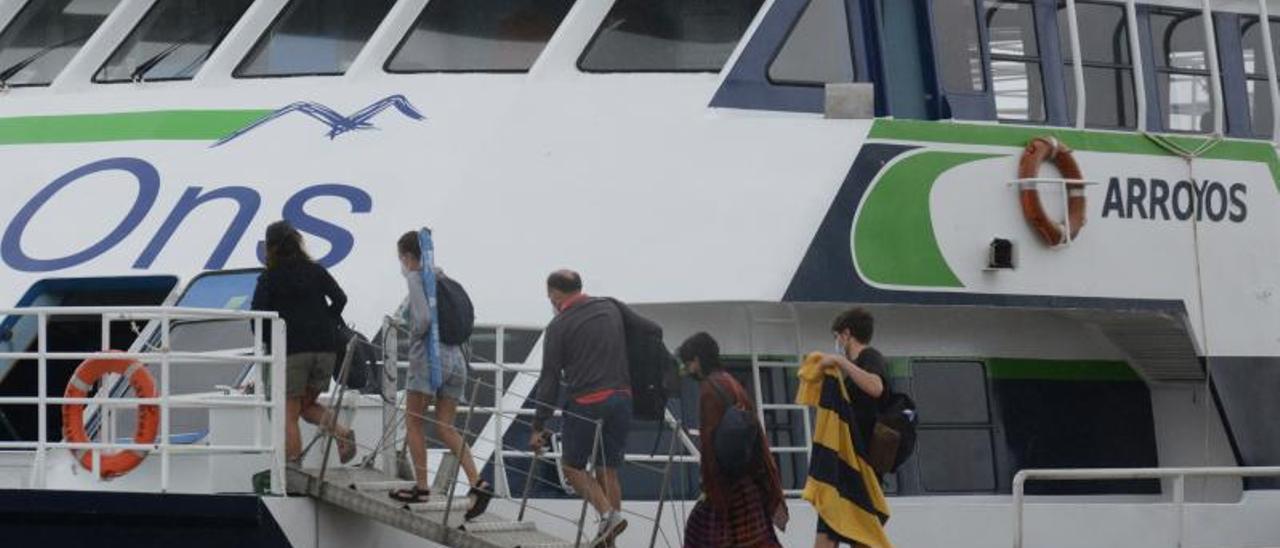 Visitantes embarcando ayer en el puerto de Cangas para ir a Cíes. |   // GONZALO NÚÑEZ