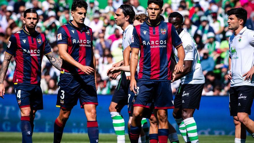 Los futbolistas del Levante UD se posicionan para el remate en un córner a favor ayer en El Sardinero.